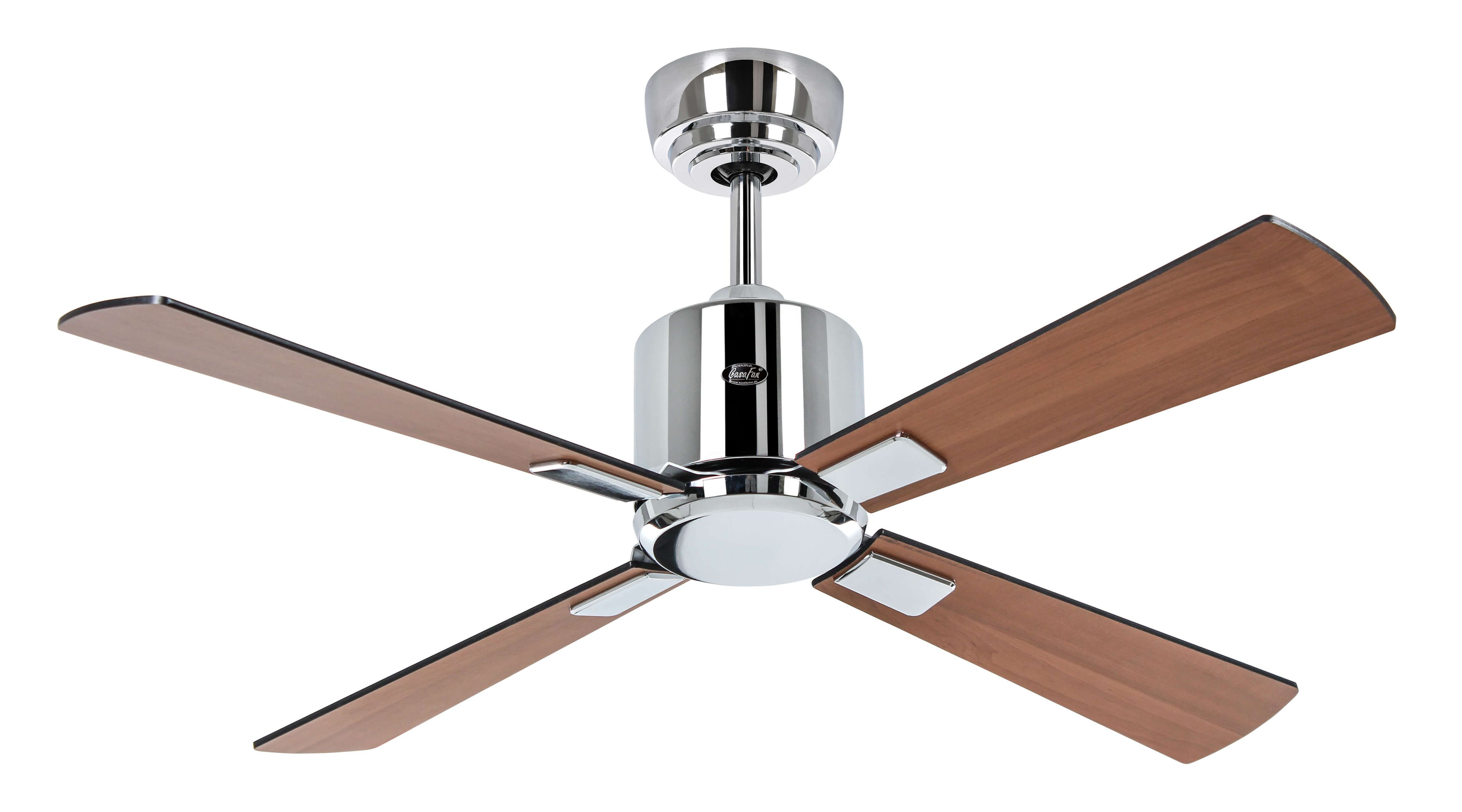 Silberner Deckenventilator mit vier braunen Flügeln. Weißer Hintergrund.