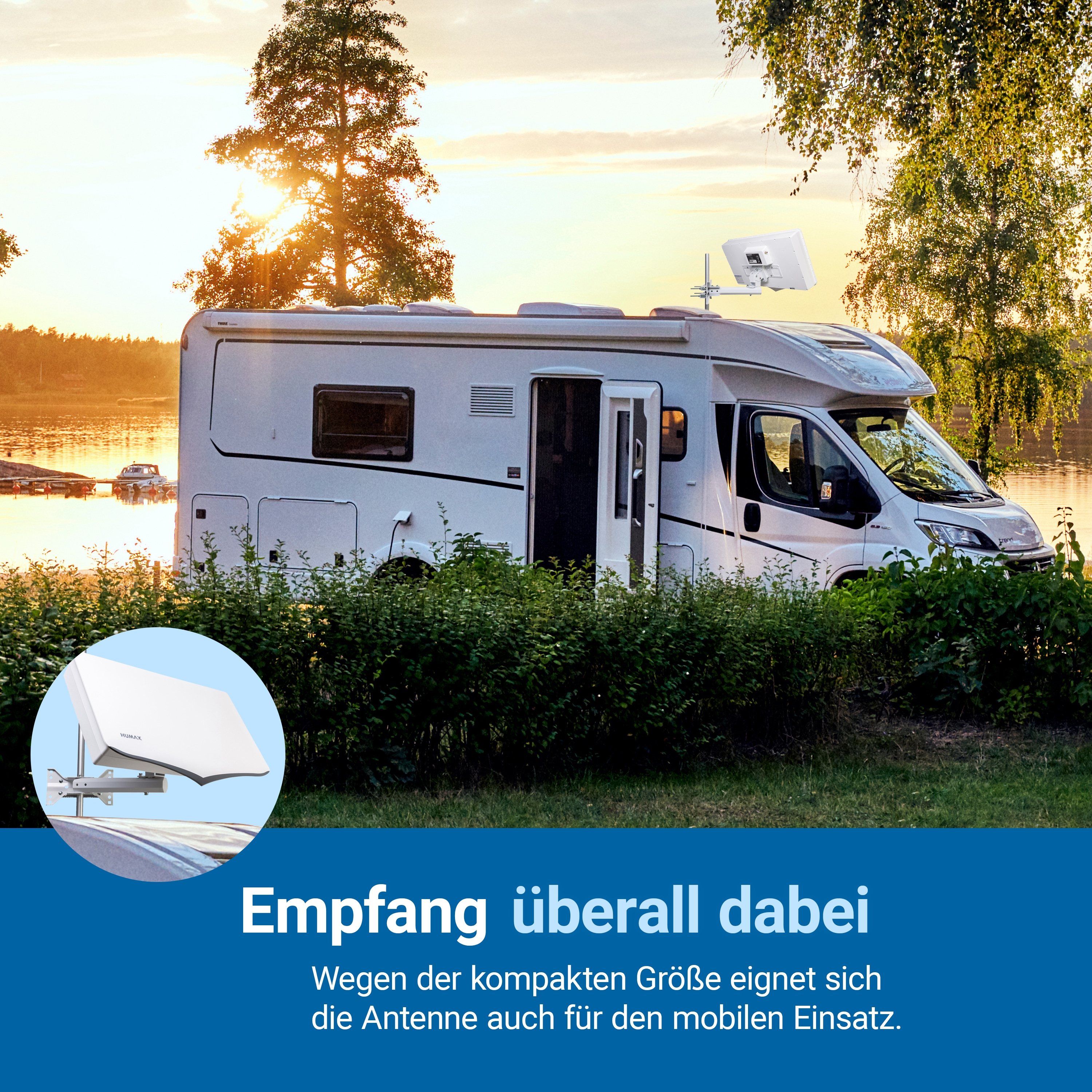 Ein weißes Wohnmobil mit einer Satellitenschüssel oben, geparkt in der Nähe von Wasser und Bäumen. Die Sonne geht unter.