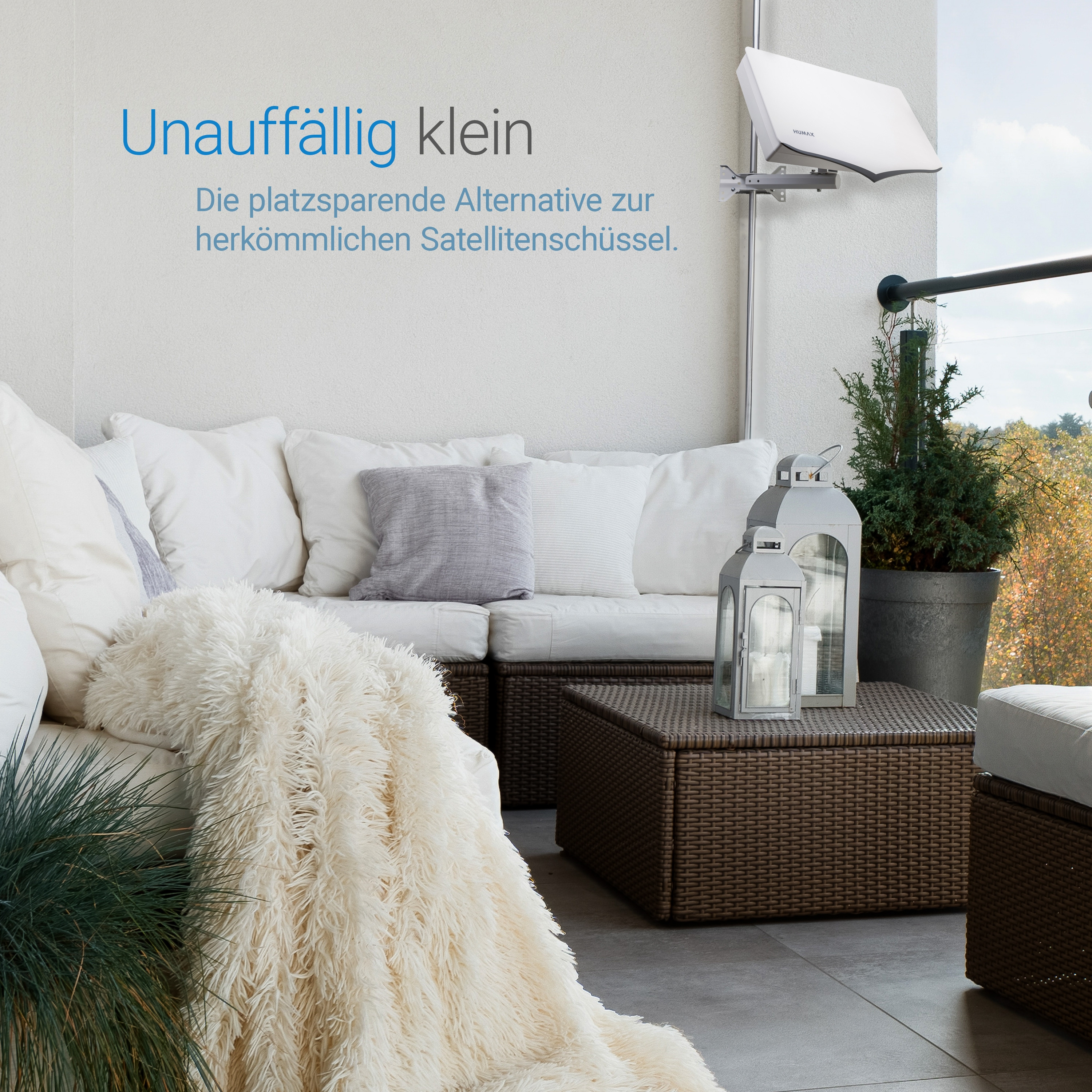 Eine kleine Antenne an einer Wand auf einem Balkon, mit Möbeln und Außenszene.