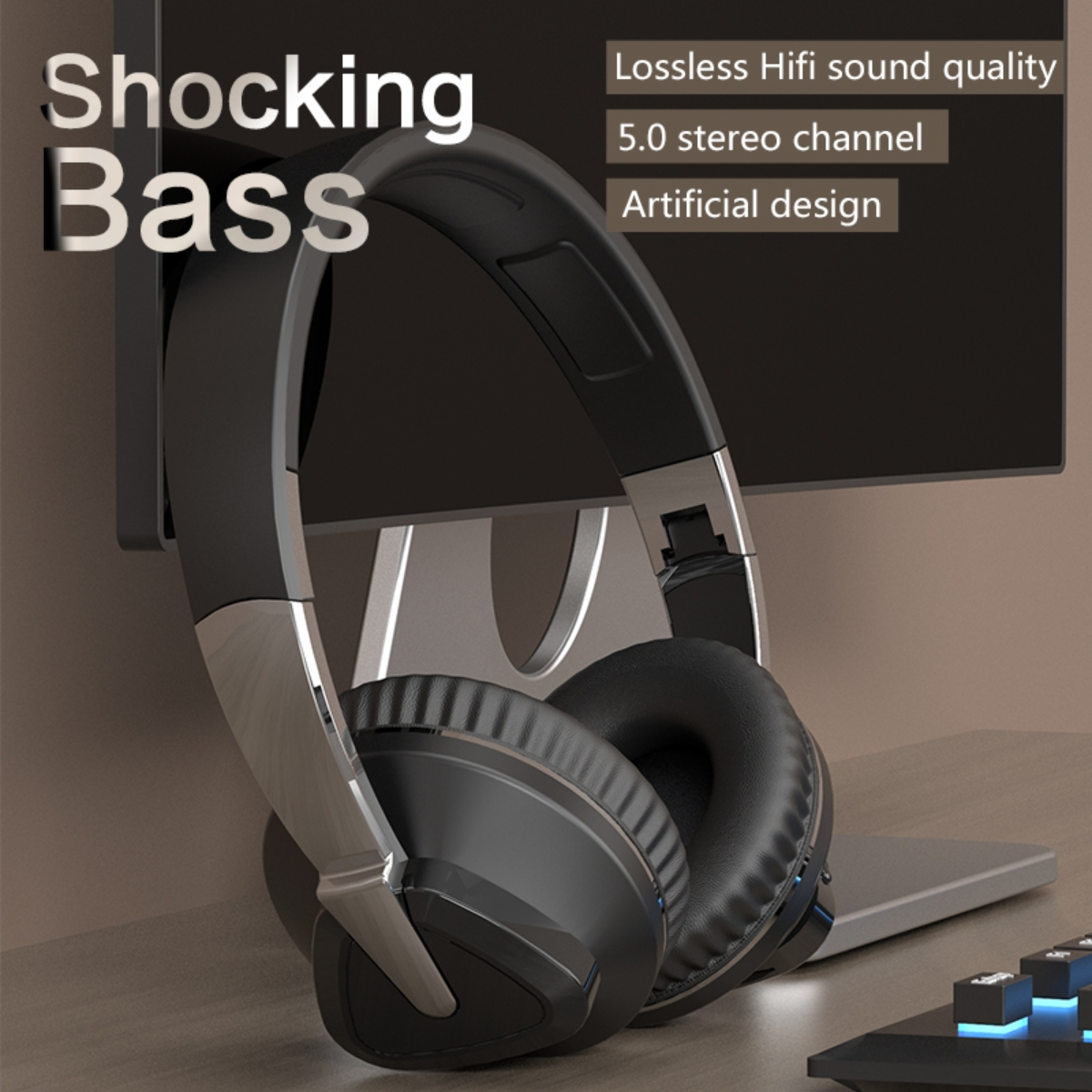 Schwarze Kopfhörer auf einem Ständer vor einem Monitor. Text: 'Shocking Bass' und Funktionen.