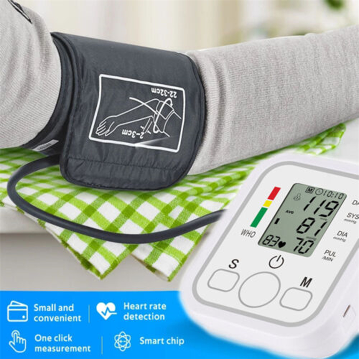 Arm einer Person mit Blutdruckmessgerät und das Gerät zeigt Ergebnisse.