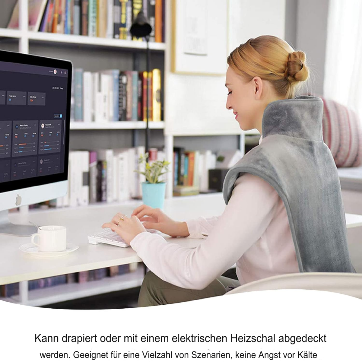 Frau benutzt Computer mit Nackenwärmer. Bücherregal im Hintergrund.