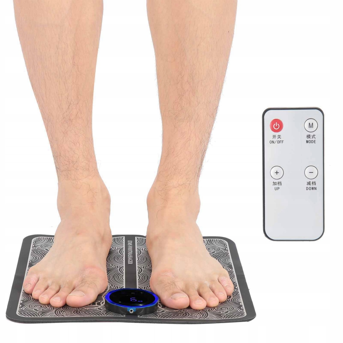 Füße einer Person auf einem Fußmassagegerät, rechts eine Fernbedienung.