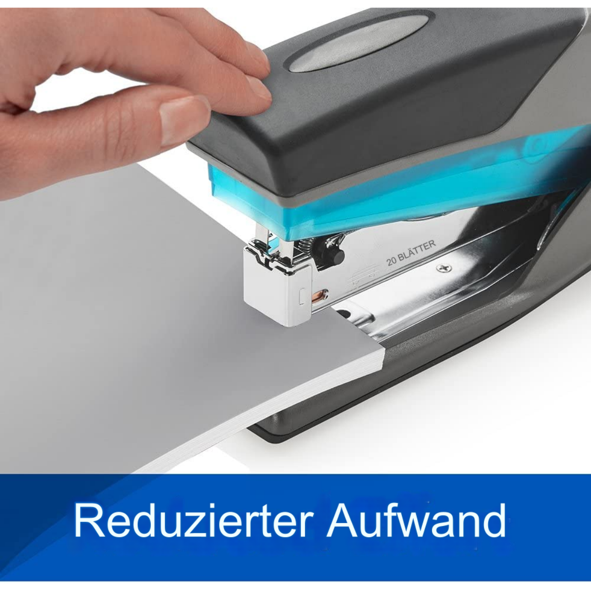 Eine Hand heftet Papiere mit einem grau-blauen Hefter. Die Papiere sind grau. Blauer Text unten.