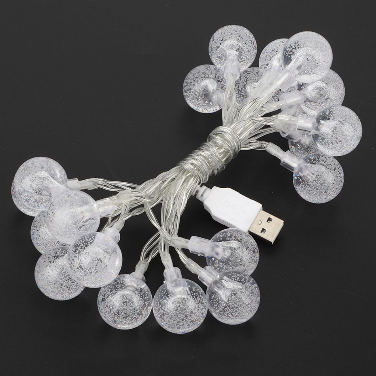 Lichterkette mit klaren, blasenartigen Lichtern und einem USB-Anschluss.