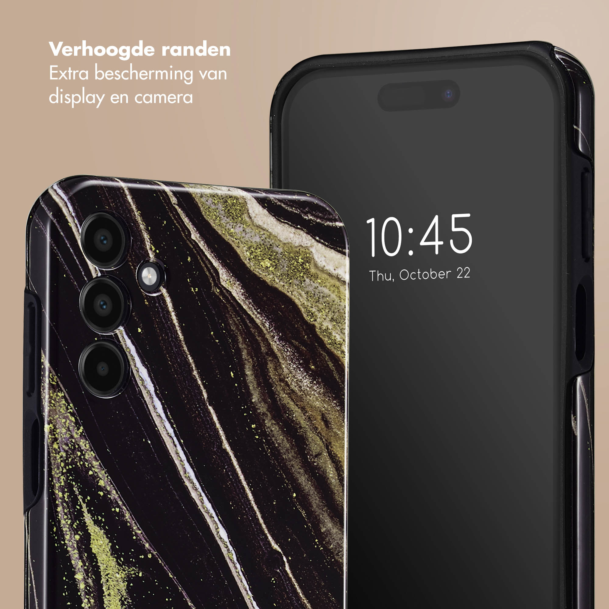 Coque de téléphone en marbre noir avec accents dorés à côté d'un smartphone.