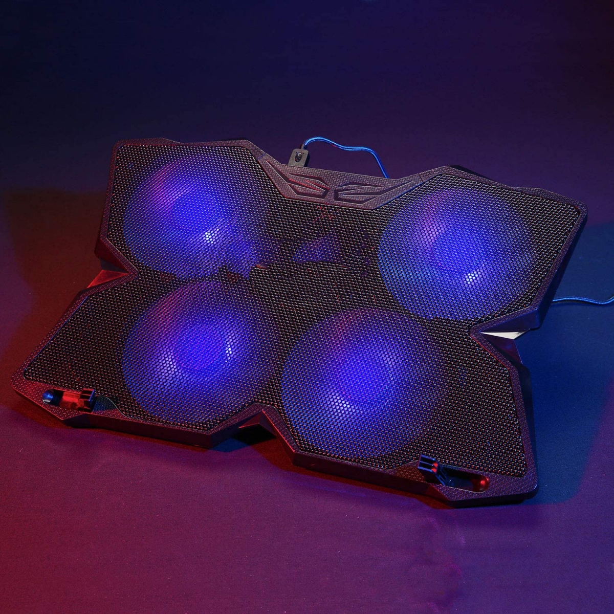 Ein schwarzer Laptop-Kühler mit vier blau beleuchteten Lüftern.