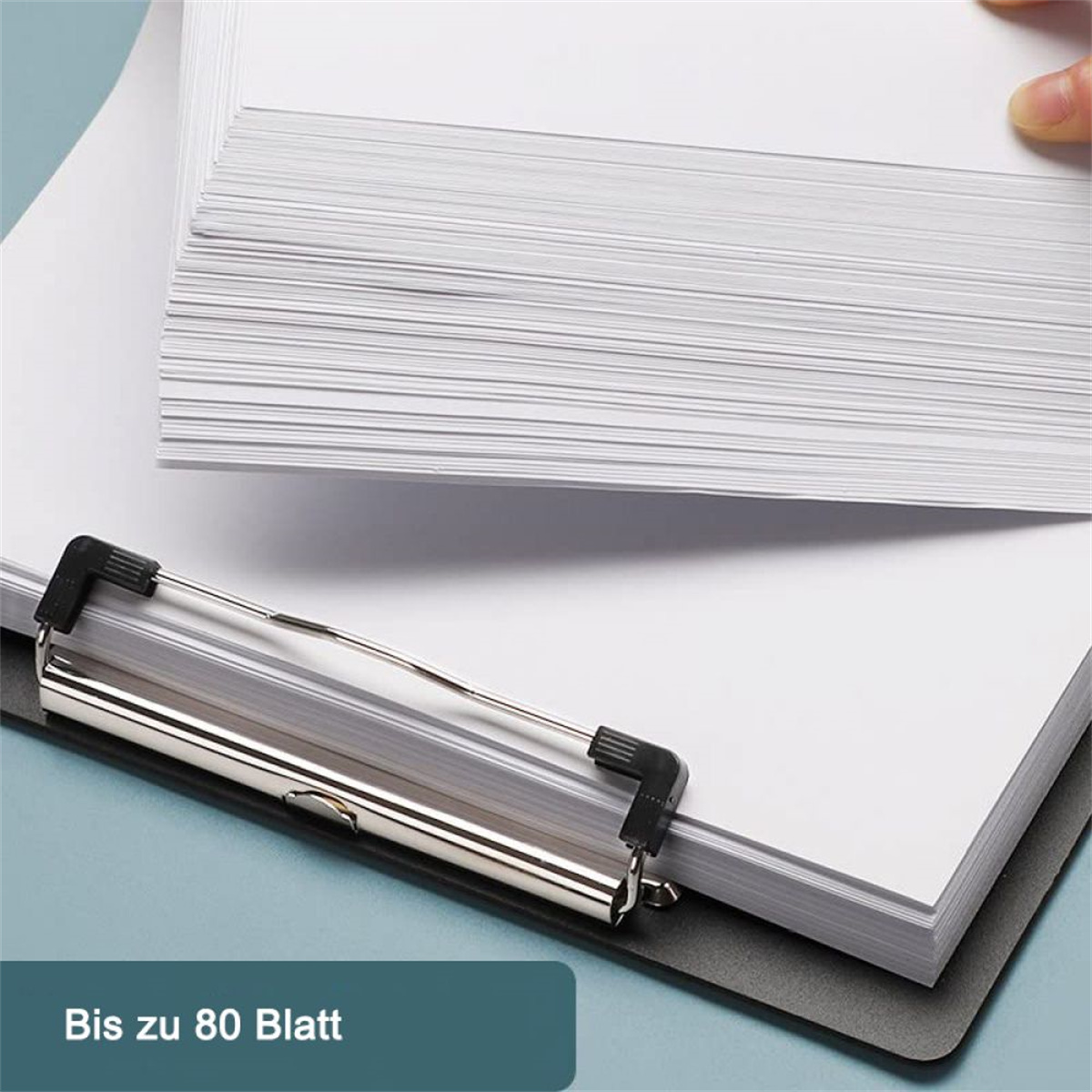 Klemmbrett mit Papier und eine Hand, die mehr Papier hält, weißer Hintergrund.