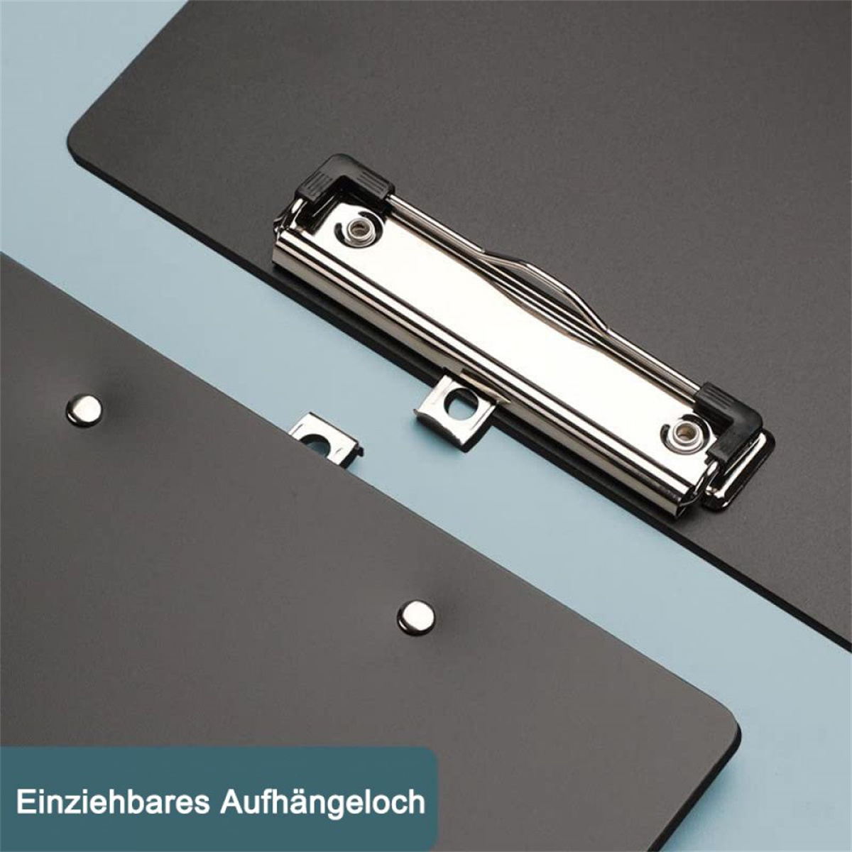 Schwarze Klemmbretter mit Metallklammern. Die Klemmbretter liegen auf einer blauen Oberfläche.
