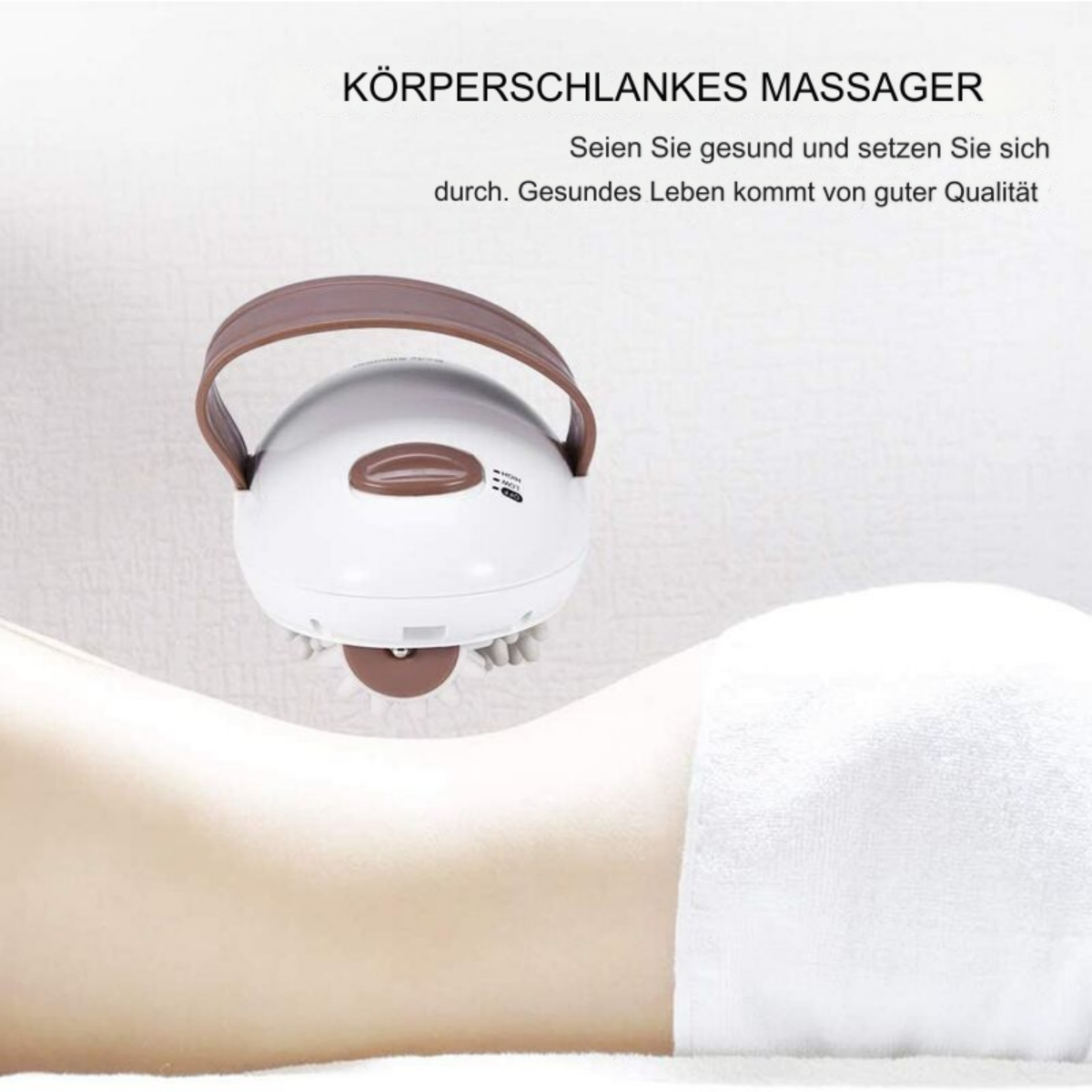 Der Rücken einer Frau wird mit einem weißen und braunen Massagegerät massiert. Weißes Handtuch darunter.