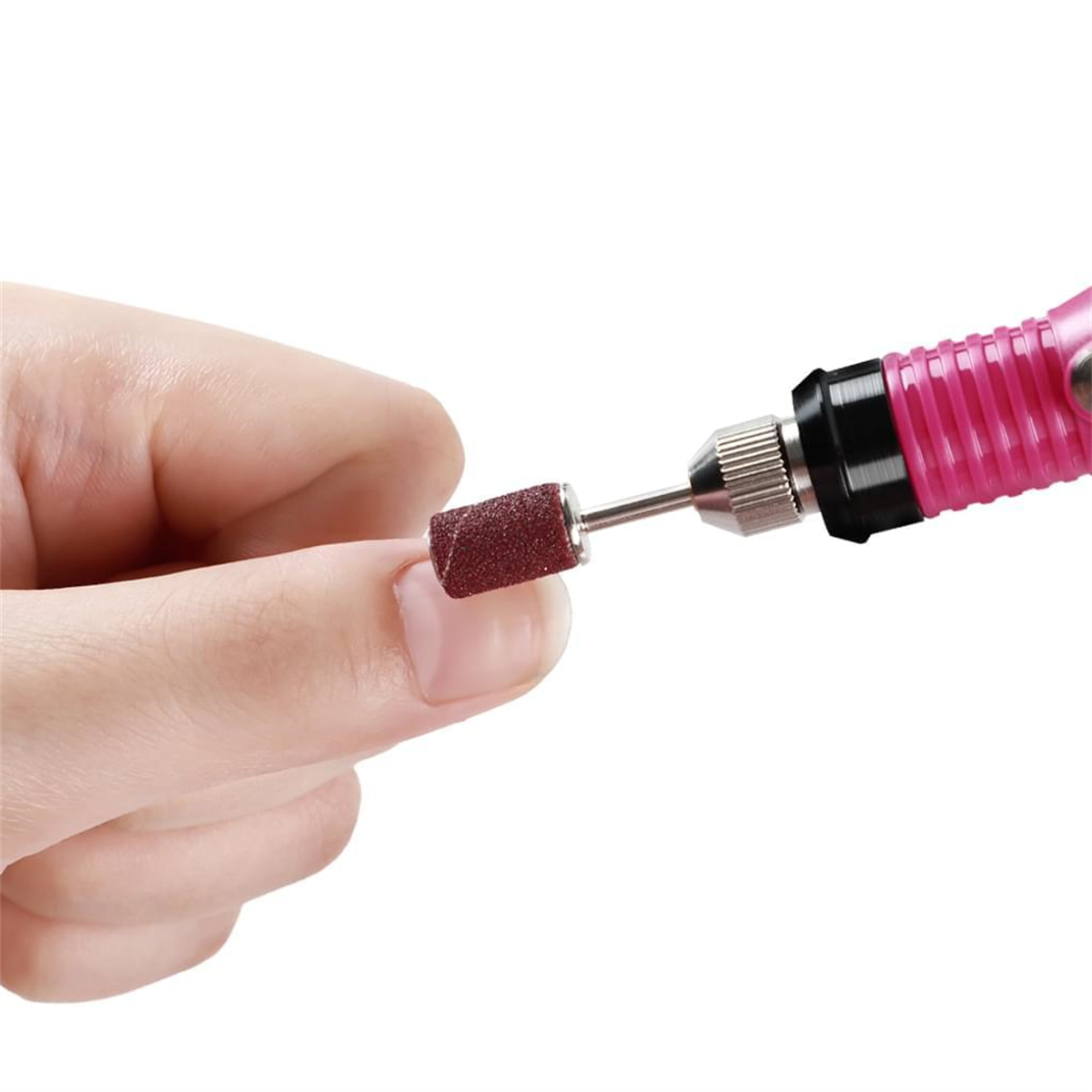 Nahaufnahme einer Hand, die einen Nagelfräser auf einem Fingernagel verwendet, weißer Hintergrund.