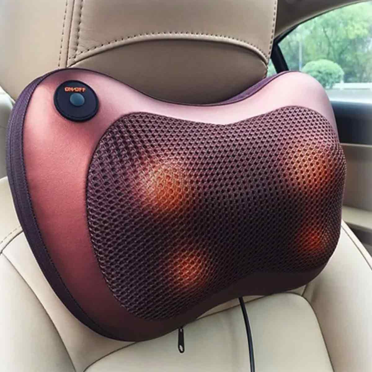 Ein Nackenmassagegerät für den Autositz, in einem Autositz. Es ist rot und schwarz mit einem 'ON/OFF'-Knopf.