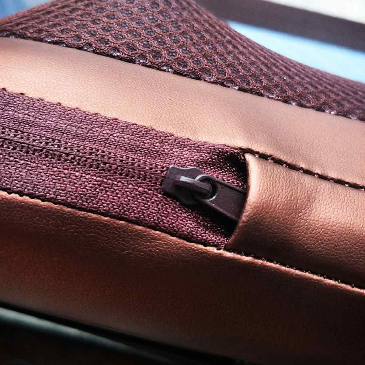 Braune Ledertasche mit Reißverschluss.