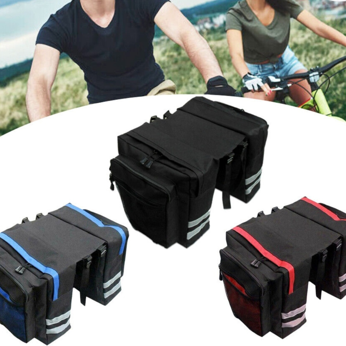 Drei Fahrradtaschen in Schwarz, Blau und Rot, an einem Fahrrad befestigt. Zwei Radfahrer fahren im Hintergrund.