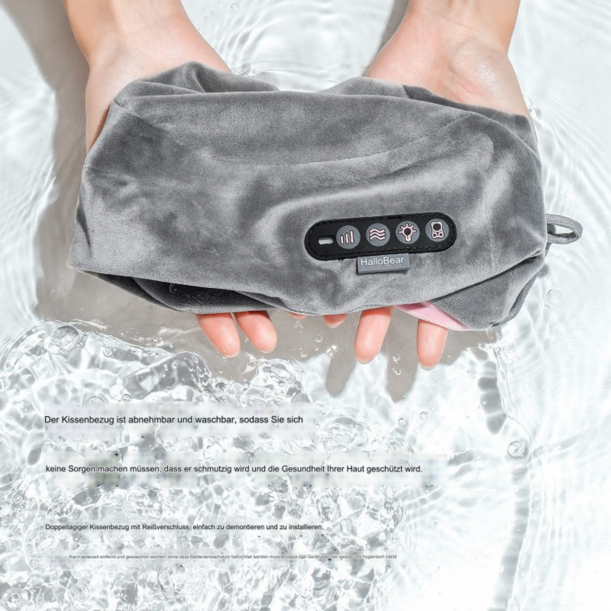 Hände halten ein graues Gesichtsmassagegerät über Wasser. Bedienelemente sind sichtbar.