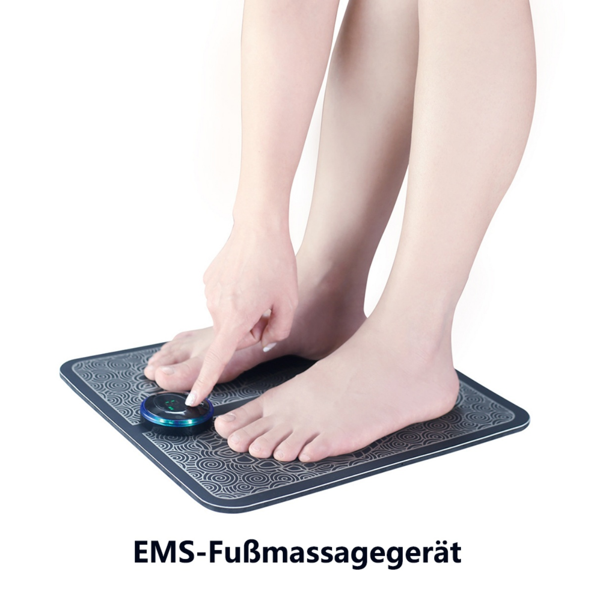 Personenfüße auf einem EMS-Fußmassagegerät. Eine Person berührt das Bedienfeld.