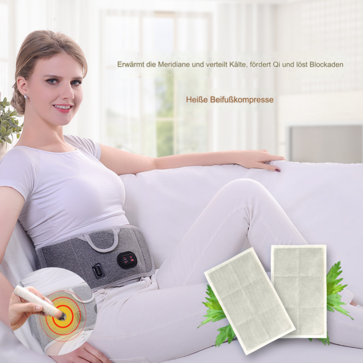 Frau mit Heizgürtel. Weißes Oberteil, grauer Gürtel, weiße Hose. Zwei Kräuterpflaster. Weißer Hintergrund.