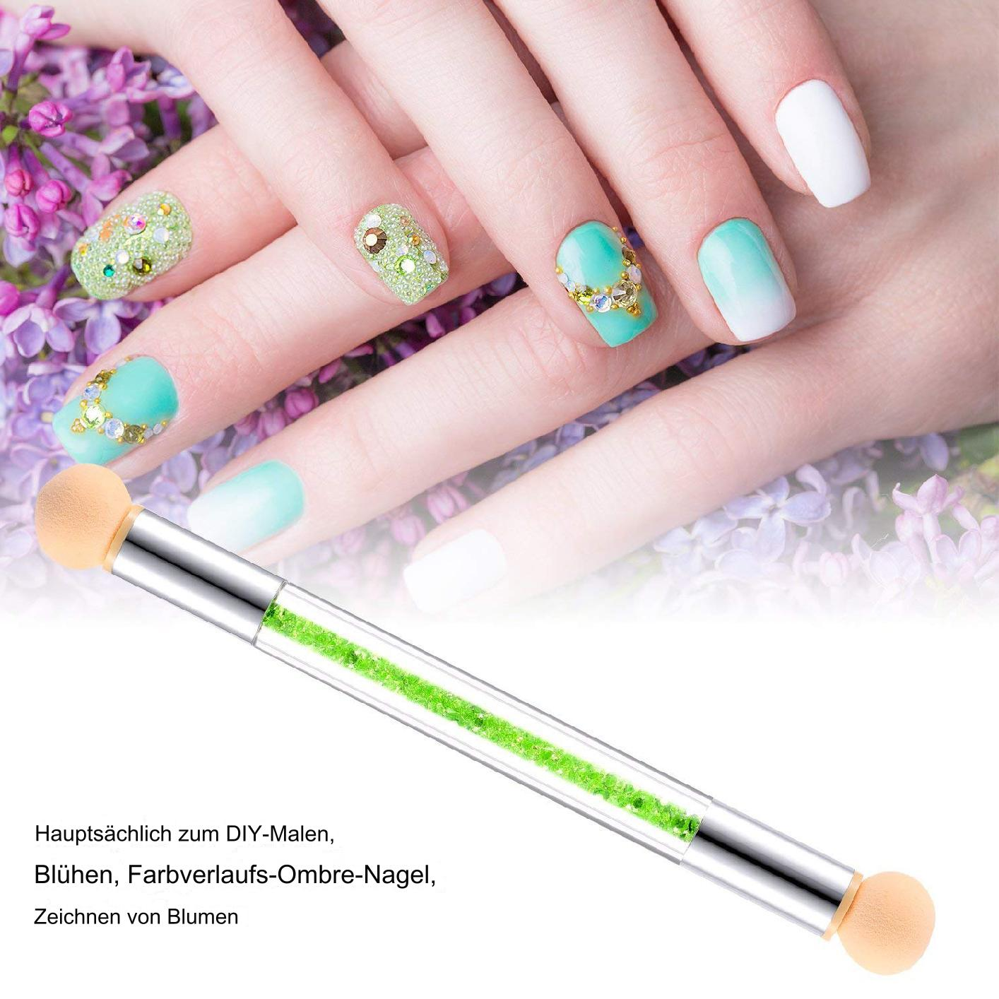 Ein Nailart-Pinsel mit Edelsteinen und einem Schwamm. Zwei Hände mit verzierten Nägeln sind sichtbar.