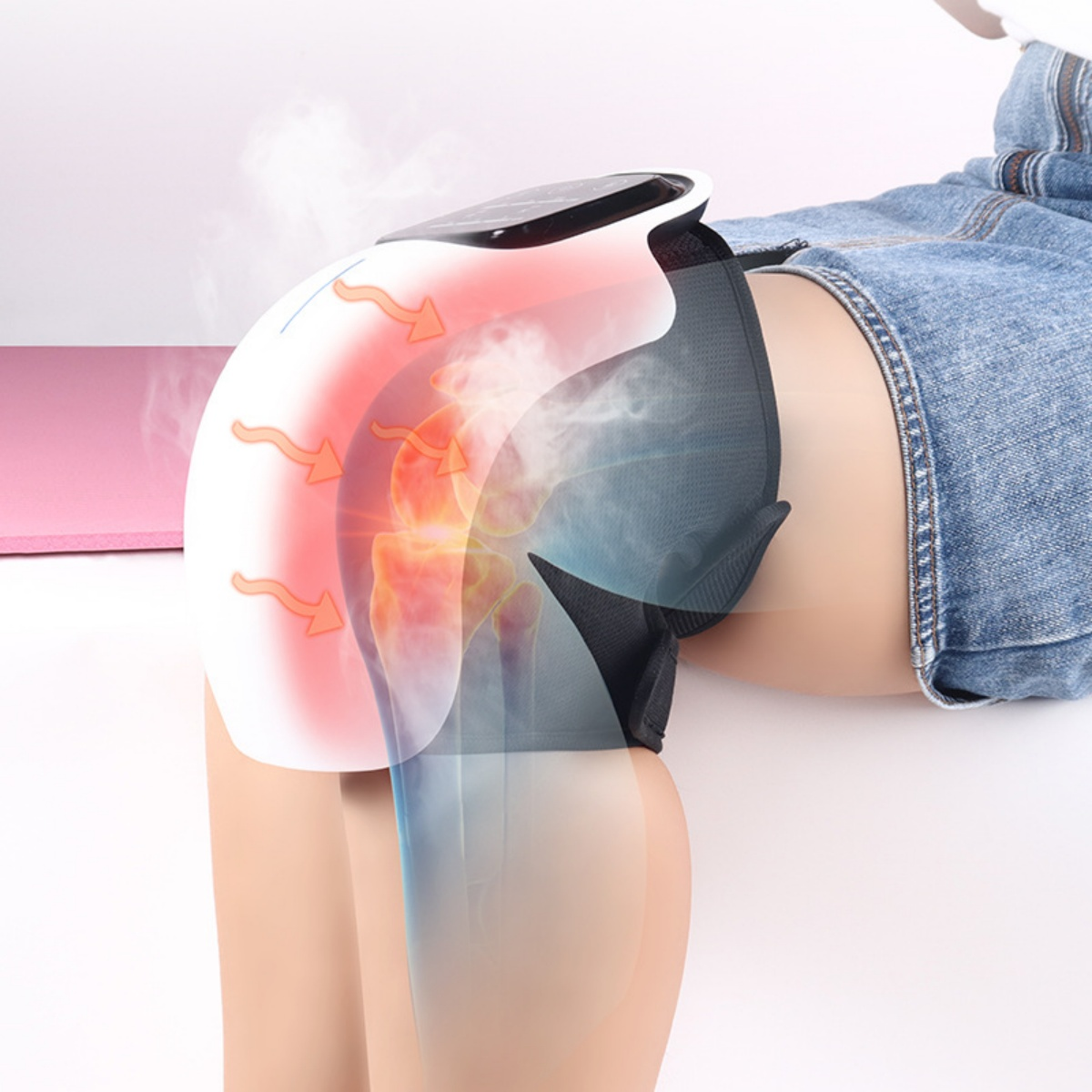 Eine Kniebandage an einem Bein mit Wärmeeffektgrafiken. Die Orthese ist weiß und schwarz.
