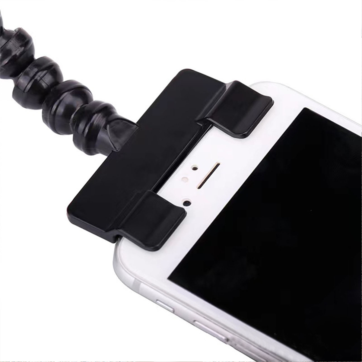 Ein schwarzes Telefon wird von einem schwarzen Clip gehalten, der an einem flexiblen schwarzen Arm befestigt ist.