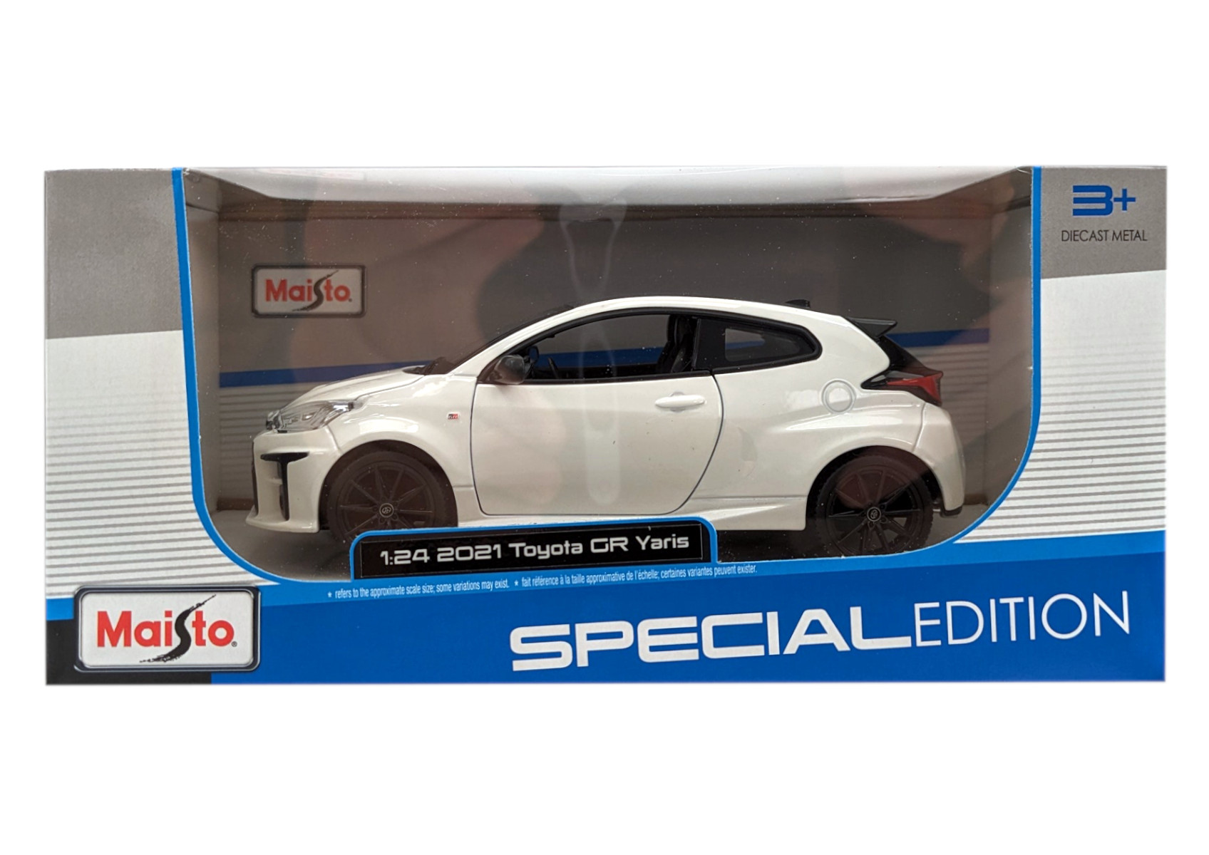 Ein weißes Spielzeugauto in einer Box, Seitenansicht, mit der Aufschrift 'Special Edition'.