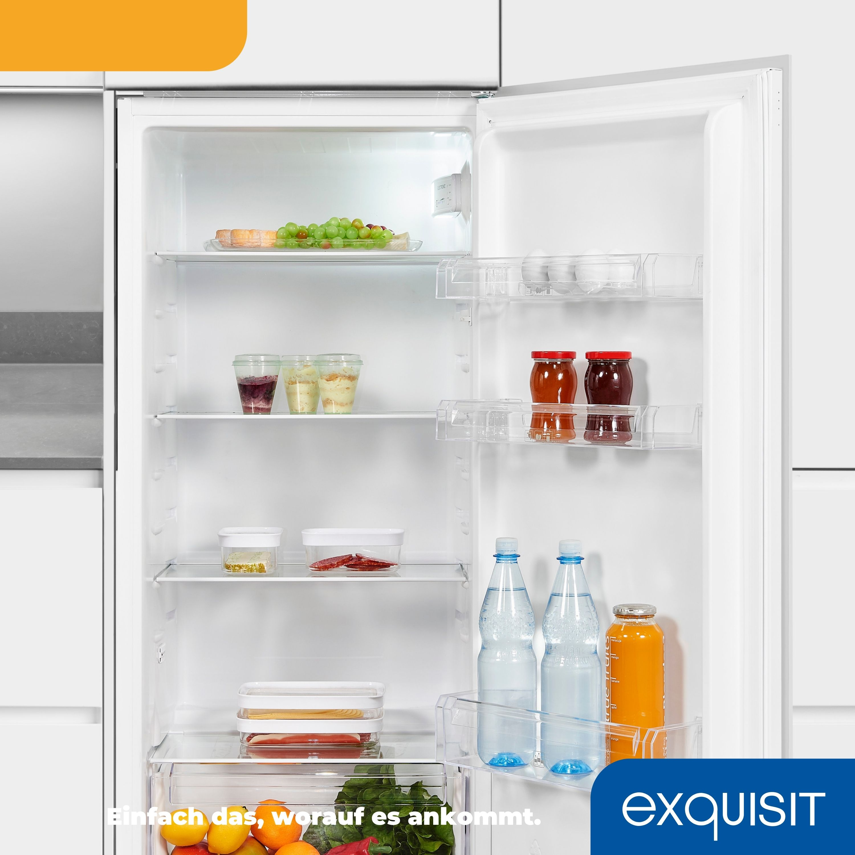 Offener Kühlschrank mit Lebensmitteln: Trauben, Marmeladengläser, Wasserflaschen und Saft.