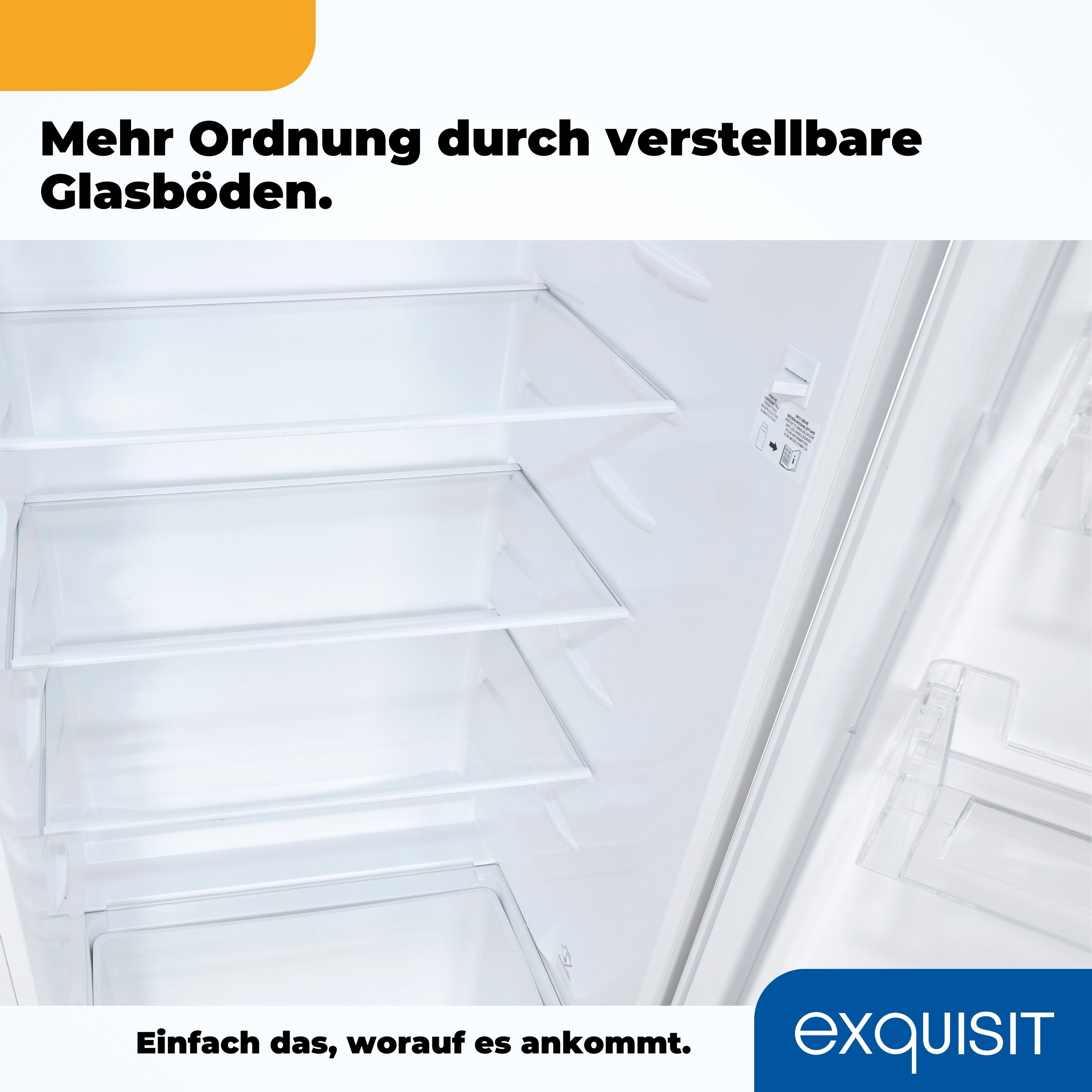 Ein leerer Kühlschrank mit Glasböden. Text auf Deutsch: 'Mehr Ordnung durch verstellbare Glasböden'.