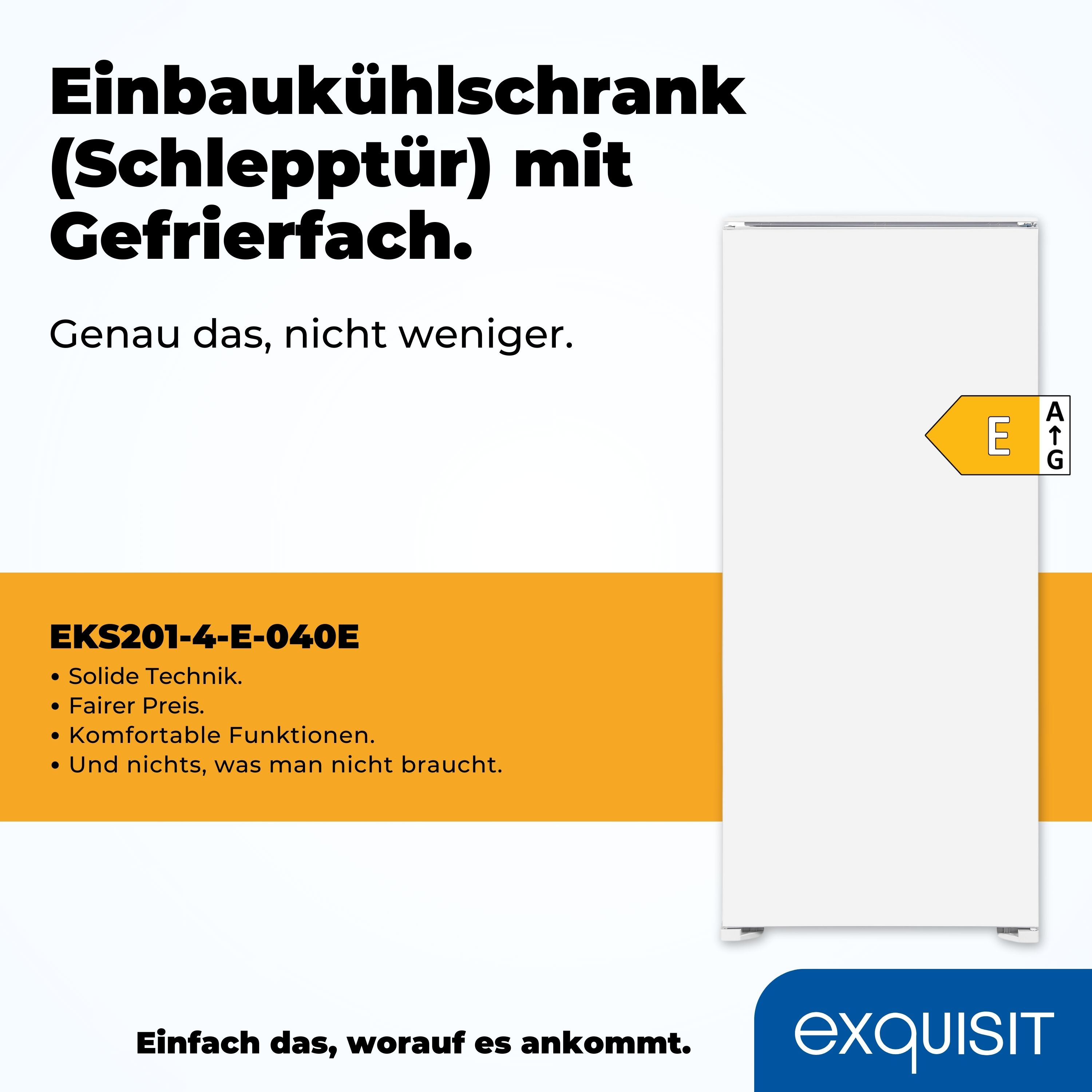 Ein weißer Kühlschrank mit offener Tür, der Energieeffizienz-Informationen anzeigt, auf weißem Hintergrund.