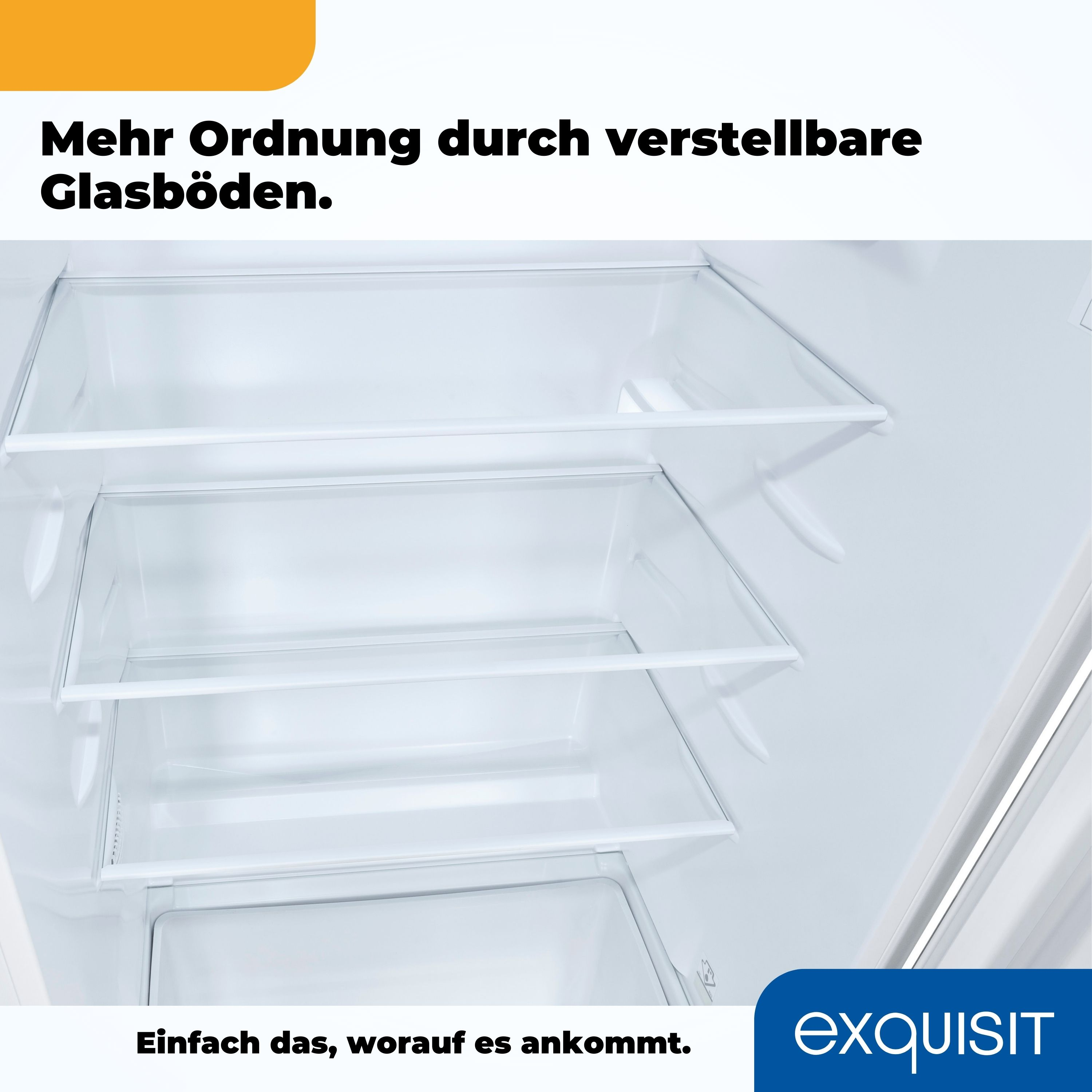 Innerhalb eines weißen Kühlschranks. Drei Glasböden sind sichtbar, am Boden ist das Logo der Marke zu sehen.