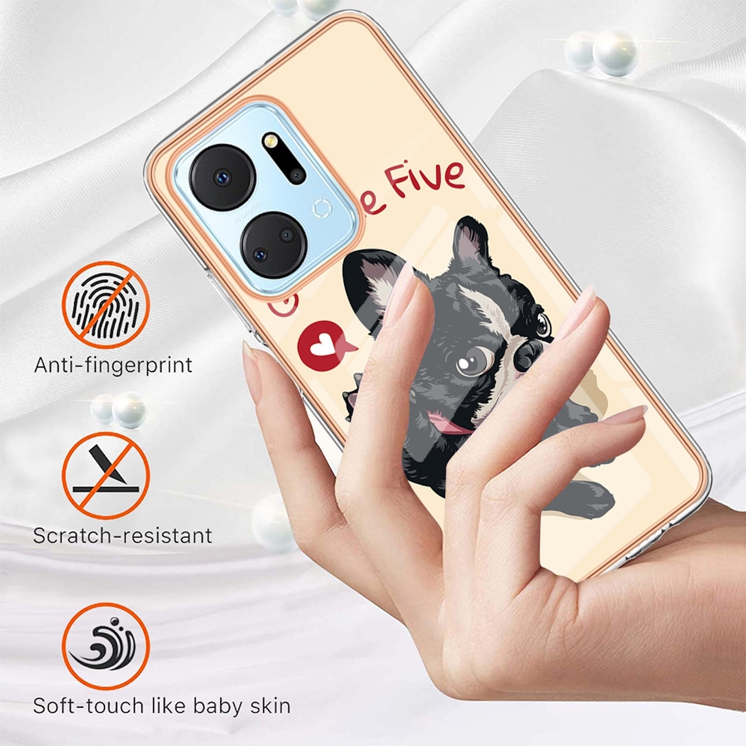 Eine Hand, die eine Handyhülle mit Hundeillustration und schützendem Design hält.