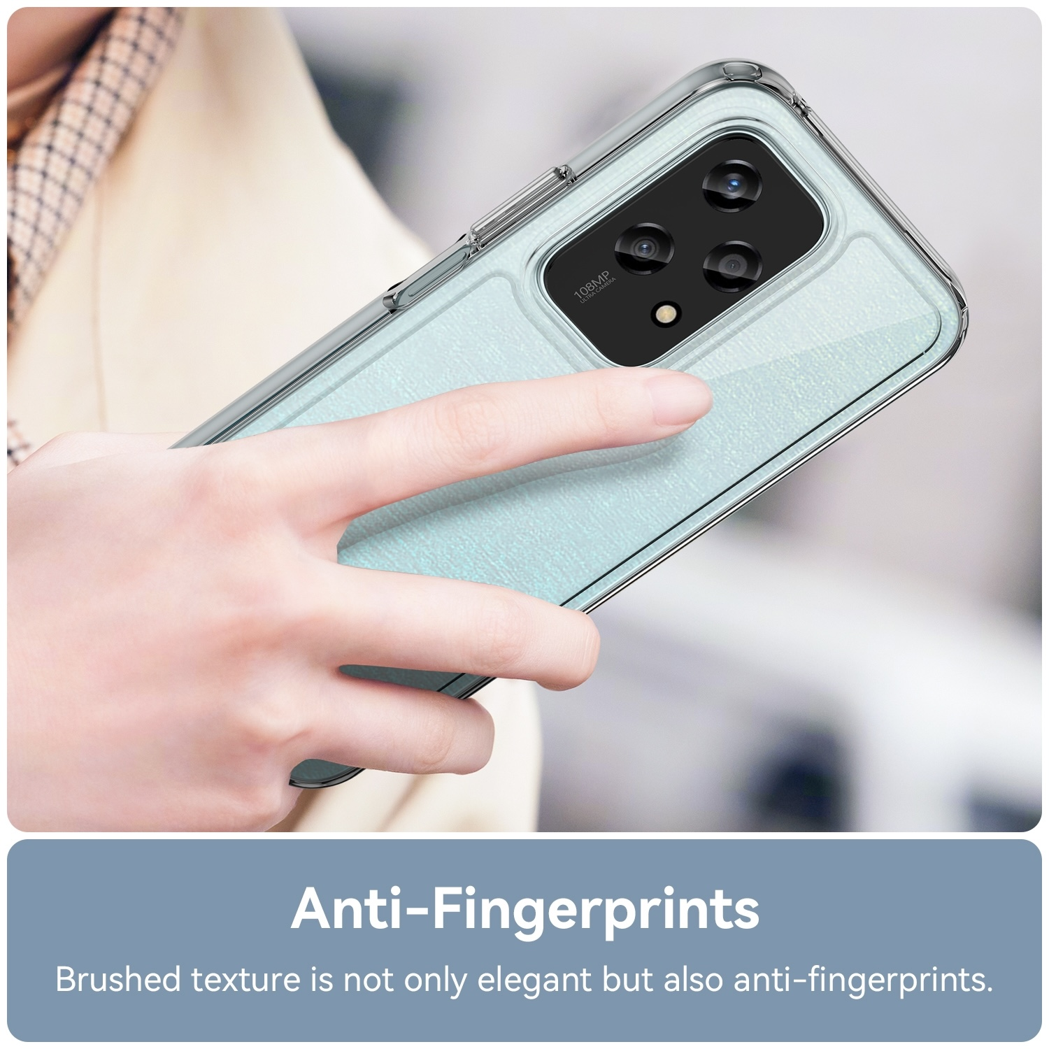 Eine Handyhülle, hellblau, mit einem Handy darin und einer Hand, die es hält.
