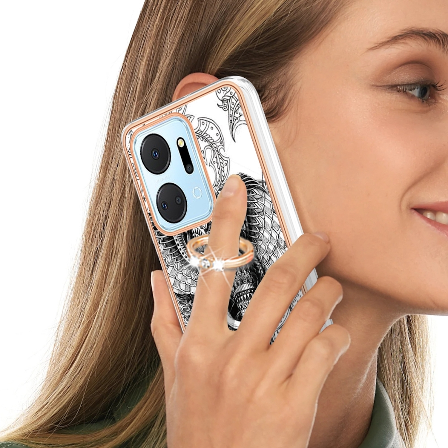 Frau, die ein Telefon mit Hülle hält. Die Hülle hat einen Ringhalter.