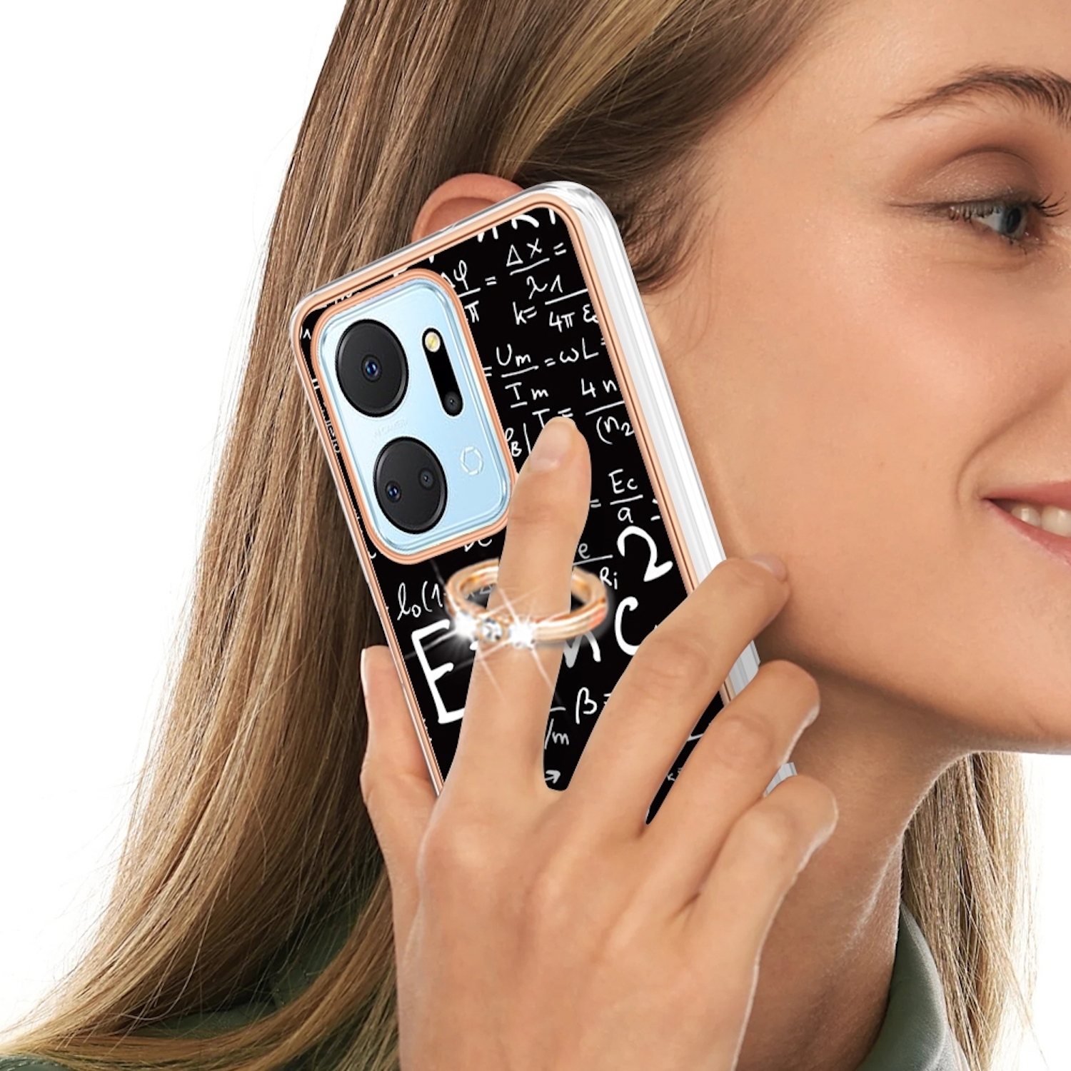 Die Hand einer Frau, die ein Telefon mit einer Hülle mit mathematischen Gleichungen hält. Ein Ringhalter befindet sich auf dem Telefon.