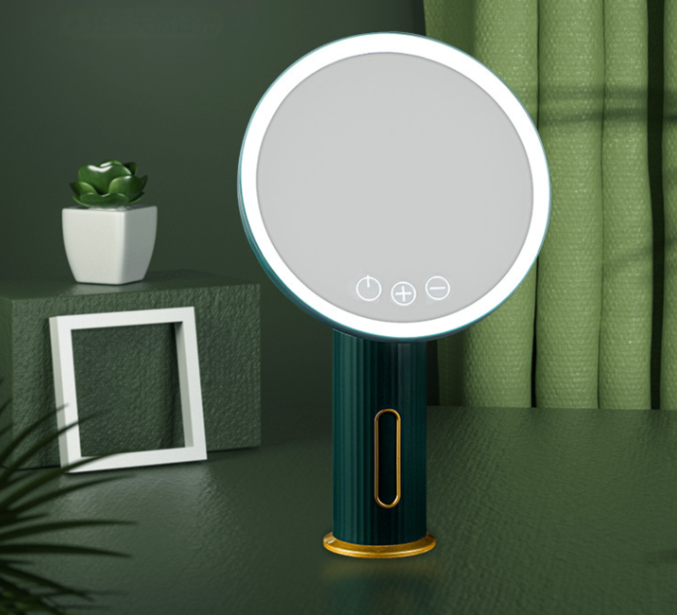 Grüner und goldener LED-Spiegel mit Touch-Bedienelementen. Kleine Pflanze und Rahmen im Hintergrund. Dunkelgrüner Hintergrund.