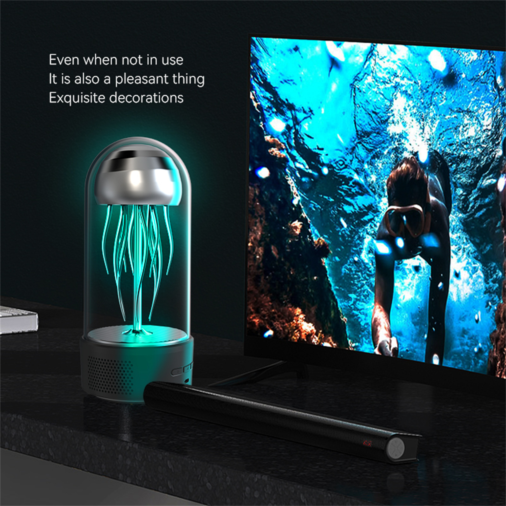 Eine quallenförmige Lampe neben einem Fernseher mit einem Schwimmer. Eine Soundbar im Vordergrund.