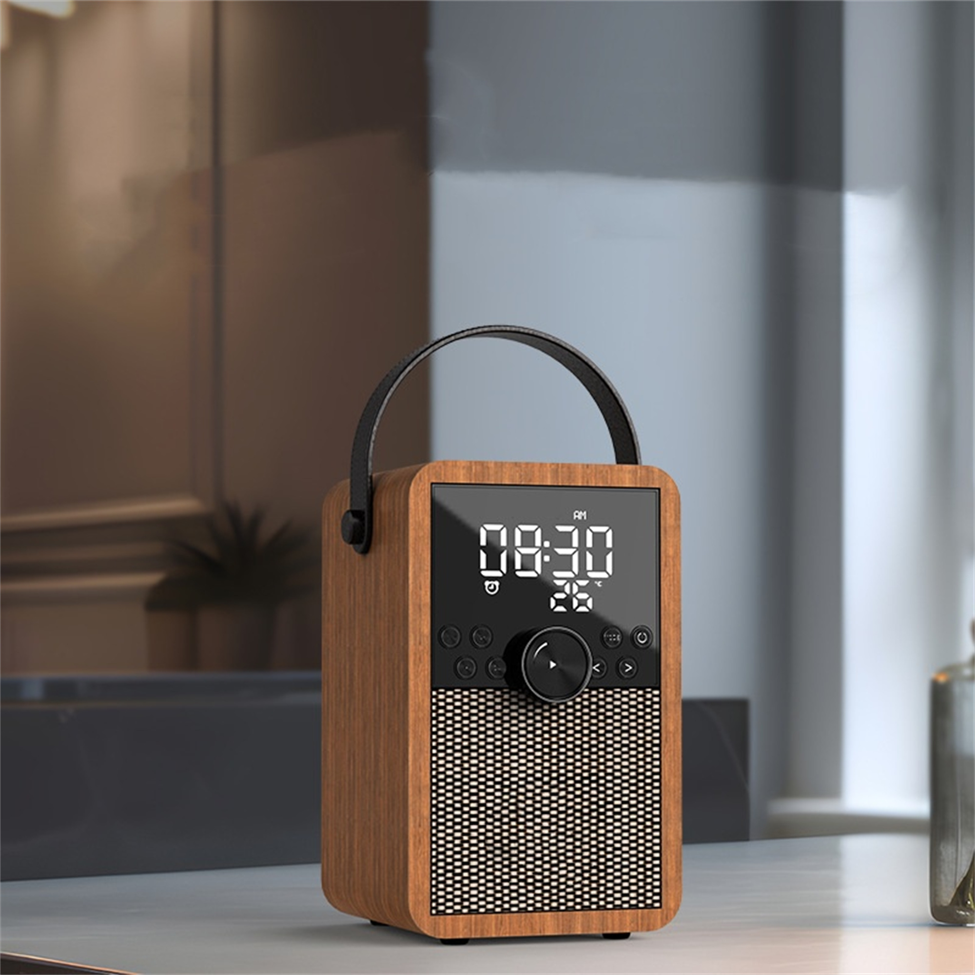 Retro-Radio aus Holz mit Griff und Digitalanzeige. Schwarzes Lautsprechergitter.