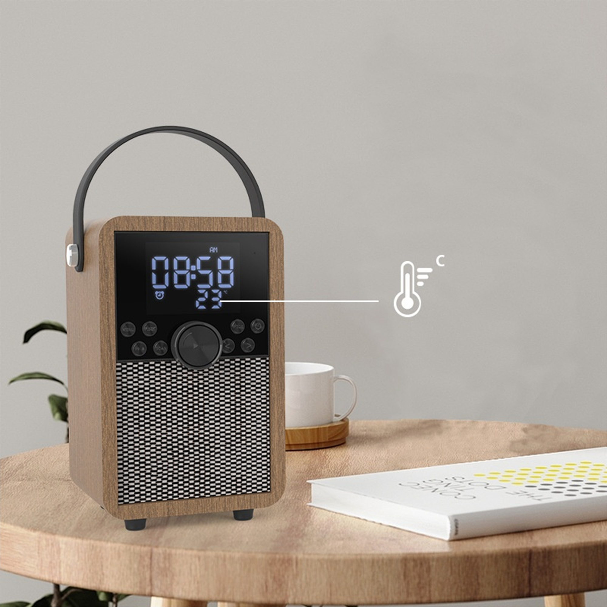 Retro-Radio aus Holz mit Digitalanzeige, die Zeit anzeigt, auf einem Tisch mit Buch und Tasse.