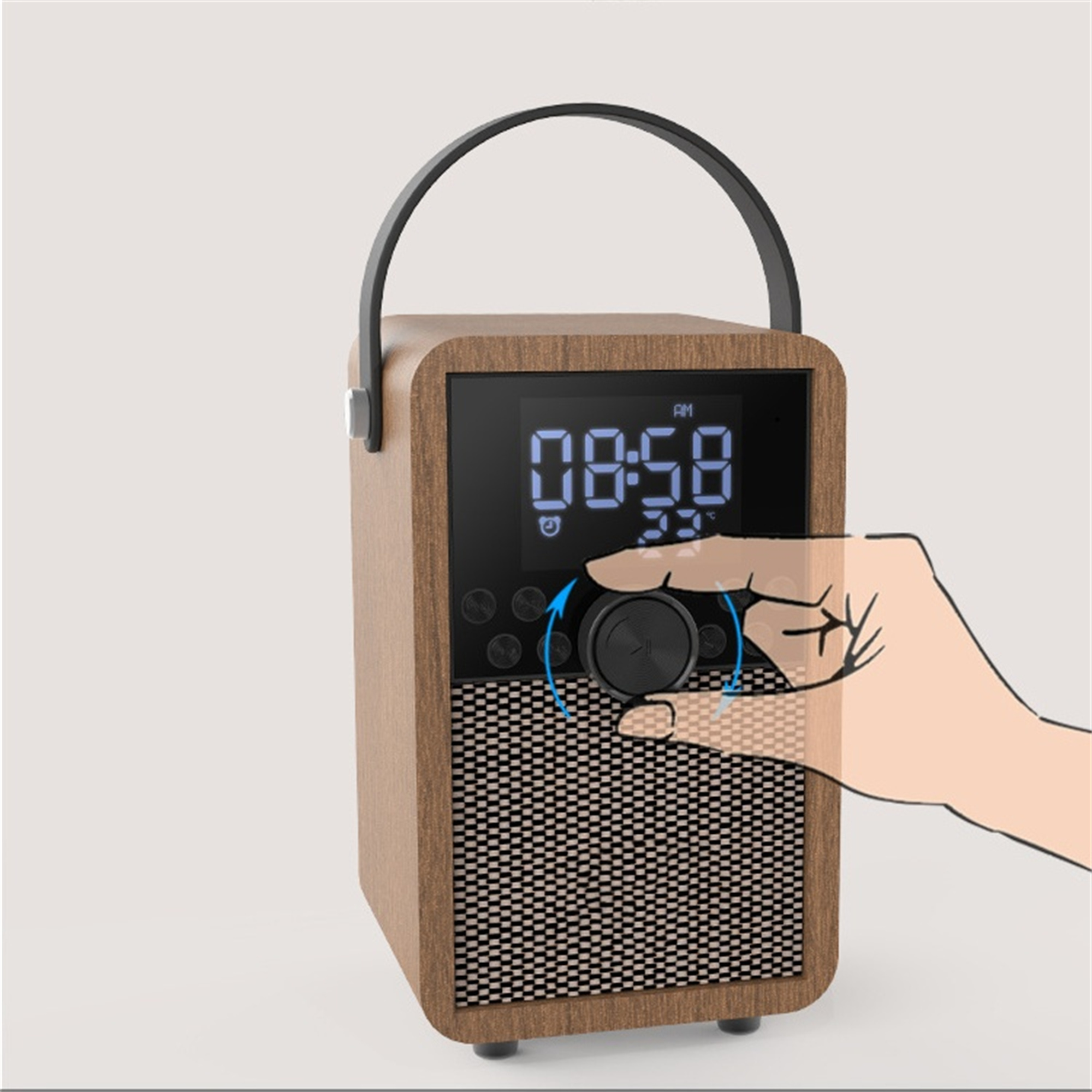 Holzradio mit einer Hand, die einen Knopf dreht, zeigt die Uhrzeit, auf weißem Hintergrund.