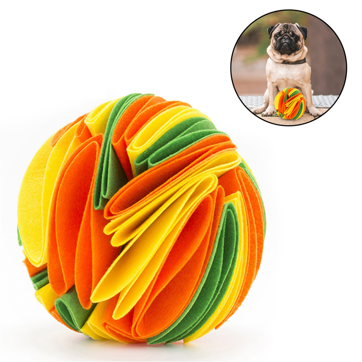 Bunter Hundespielzeugball mit Mops im Hintergrund, der mit einem ähnlichen Ball spielt.