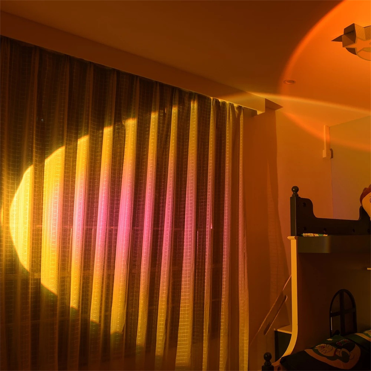 Ein Raum mit Vorhängen und einem Etagenbett. Licht einer Sonnenuntergangslampe scheint durch die Vorhänge.