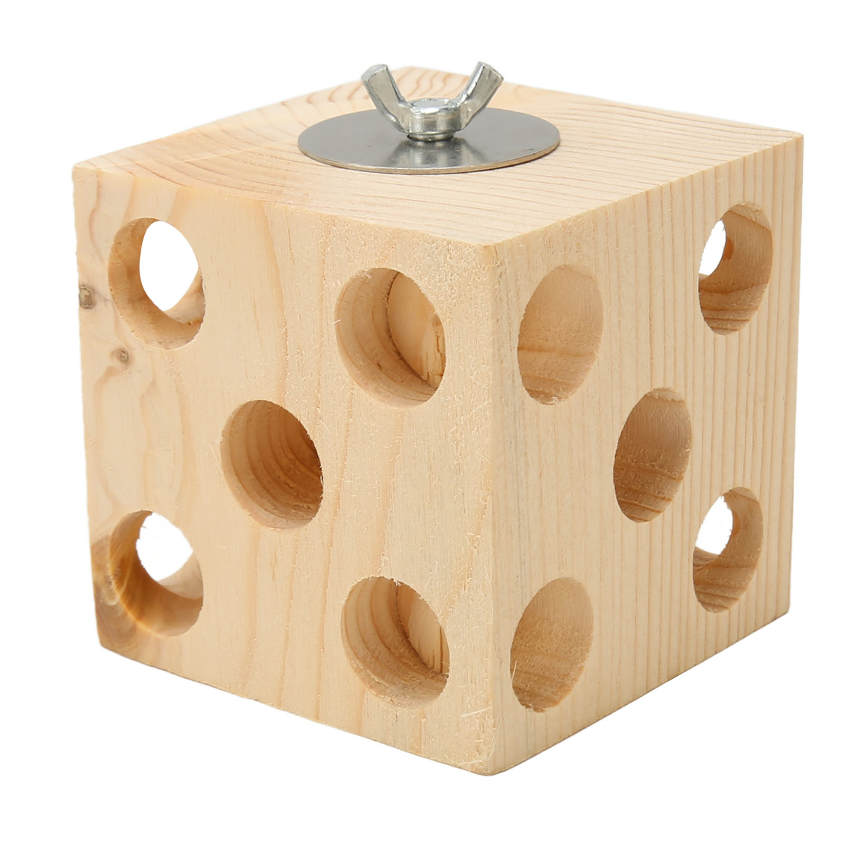 Ein Holzwürfel mit Löchern wird gezeigt. Eine Metallplatte und eine Schraube befinden sich oben auf dem Würfel.