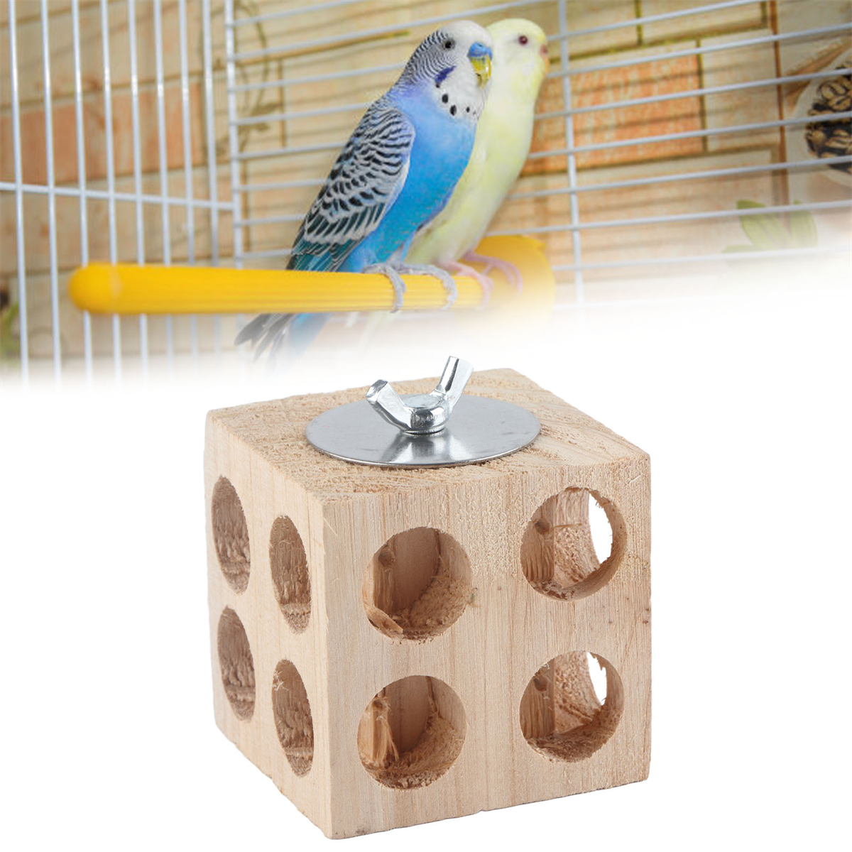 Ein Vogelspielzeug aus Holz in Würfelform mit Löchern und zwei Wellensittichen.