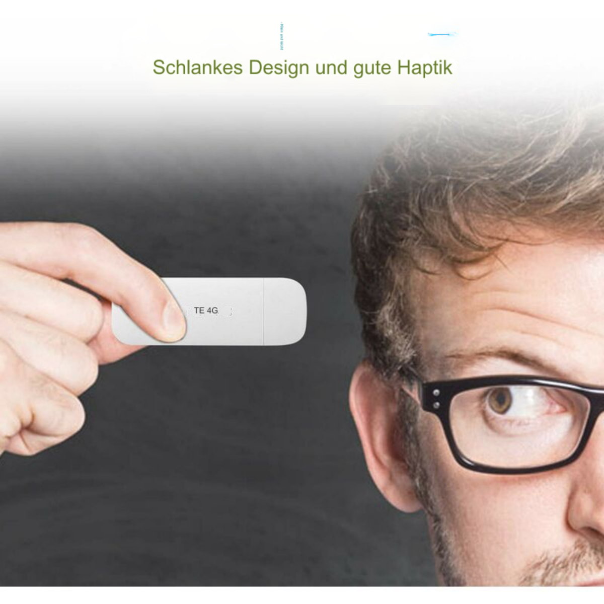 Mann hält weißen 4G-Dongle. Mann trägt eine Brille.