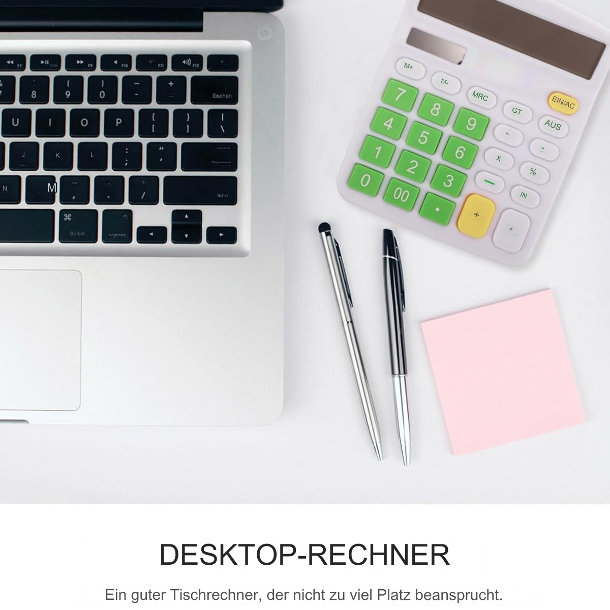 Laptop, Taschenrechner, Stifte und Haftnotiz auf Weiß. Text 'DESKTOP-RECHNER'.