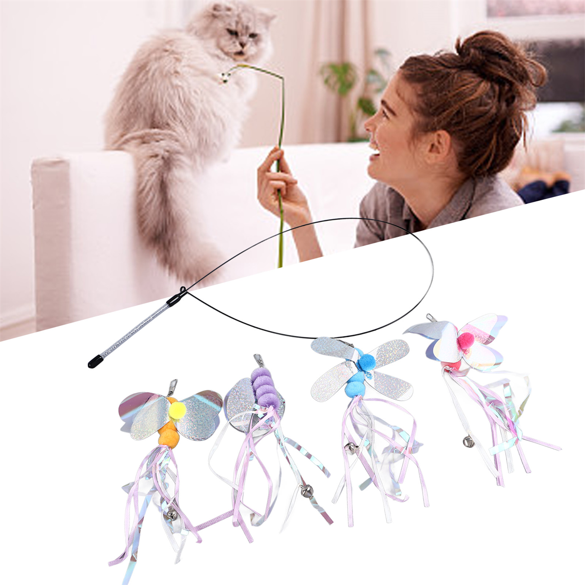 Frau spielt mit Katze mit Spielzeug, Katze im Hintergrund.