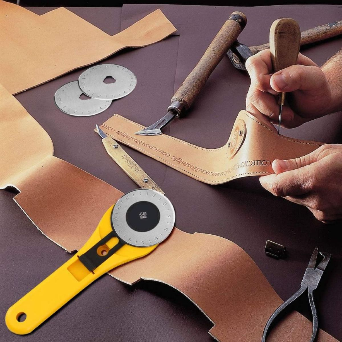 Hände arbeiten mit Leder und Werkzeugen auf brauner Oberfläche. Leder schneiden und formen.