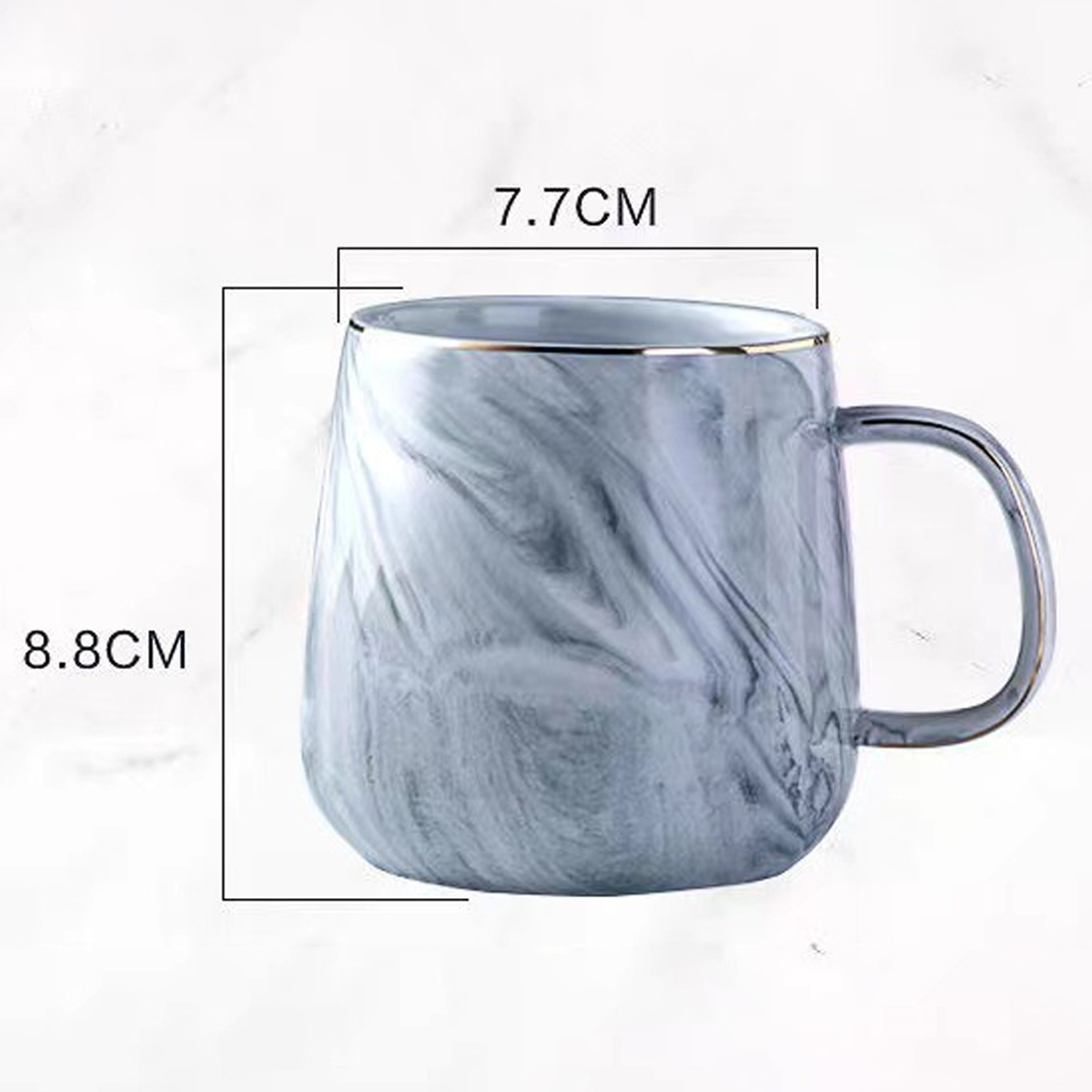 Marmor-Muster Tasse mit Goldrand, misst 7,7cm x 8,8cm, auf weißer Oberfläche.