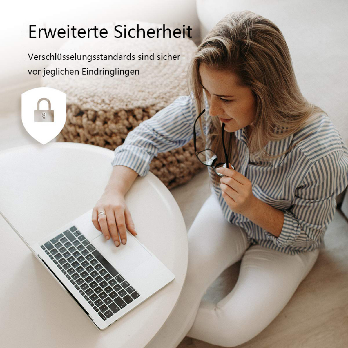 Frau benutzt Laptop. Text sagt: 