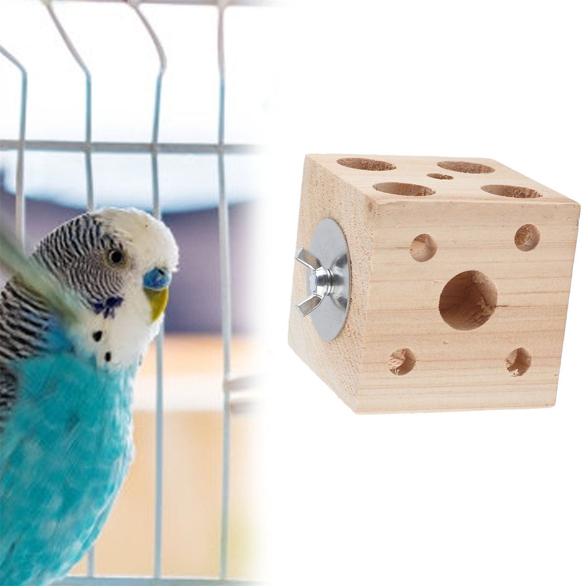 Ein Wellensittich in der Nähe eines Käfigs neben einem Holzspielzeug mit Löchern, das für die Vogelinteraktion konzipiert wurde.