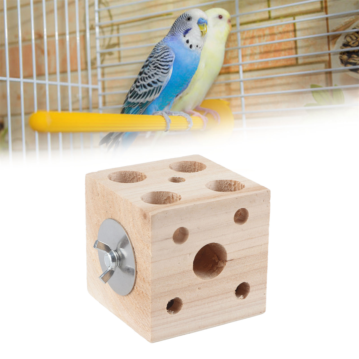 Ein hölzernes Vogelspielzeug mit Löchern und einer Schraube. Zwei Wellensittiche sitzen darüber im Käfig.